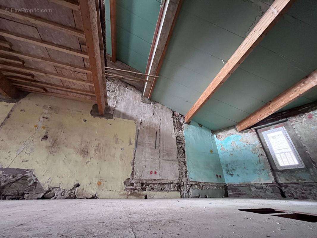Immeuble de rapport de 200 m² environs à rénover pouvant être aménagé en deux appartements et un local - photo 9