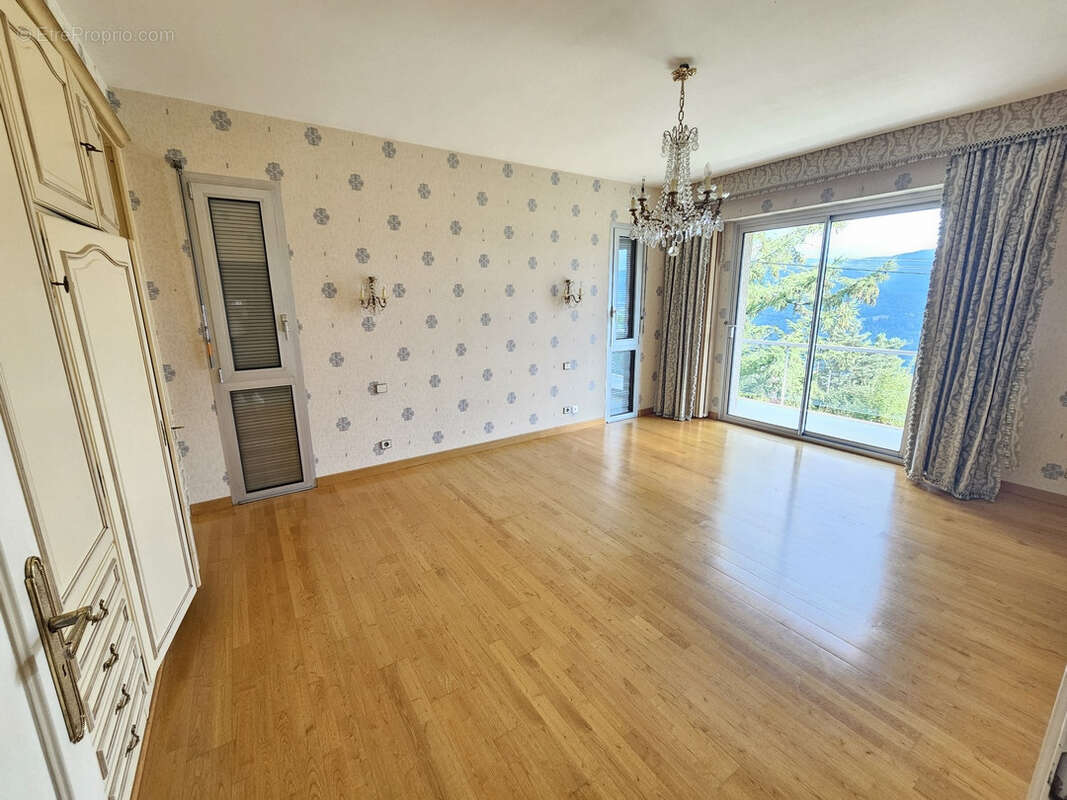 Maison à AVIGNON-LES-SAINT-CLAUDE