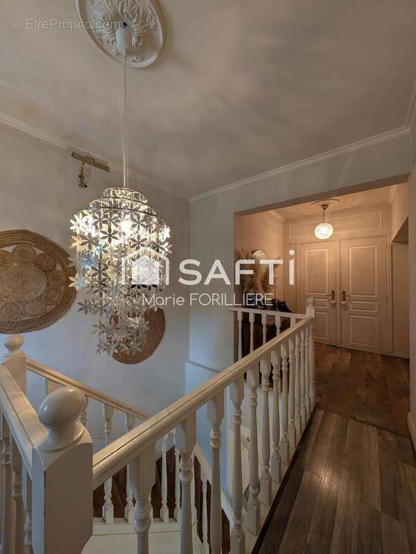 Maison 325 m² à Bayas  - photo 9