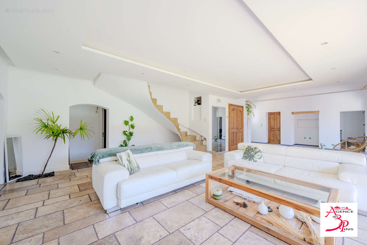 Maison 130 m² à Pierrefeu-Du-Var  - photo 3