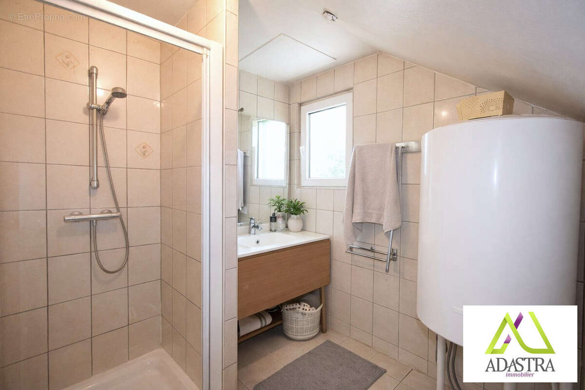 Salle d'eau du F1 43m2 (désencombré grâce à l'IA) - Appartement à MULHOUSE