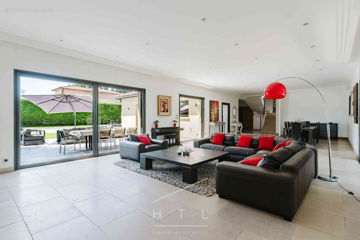 Maison contemporaine de 420 m2 avec piscine à Écully - photo 7