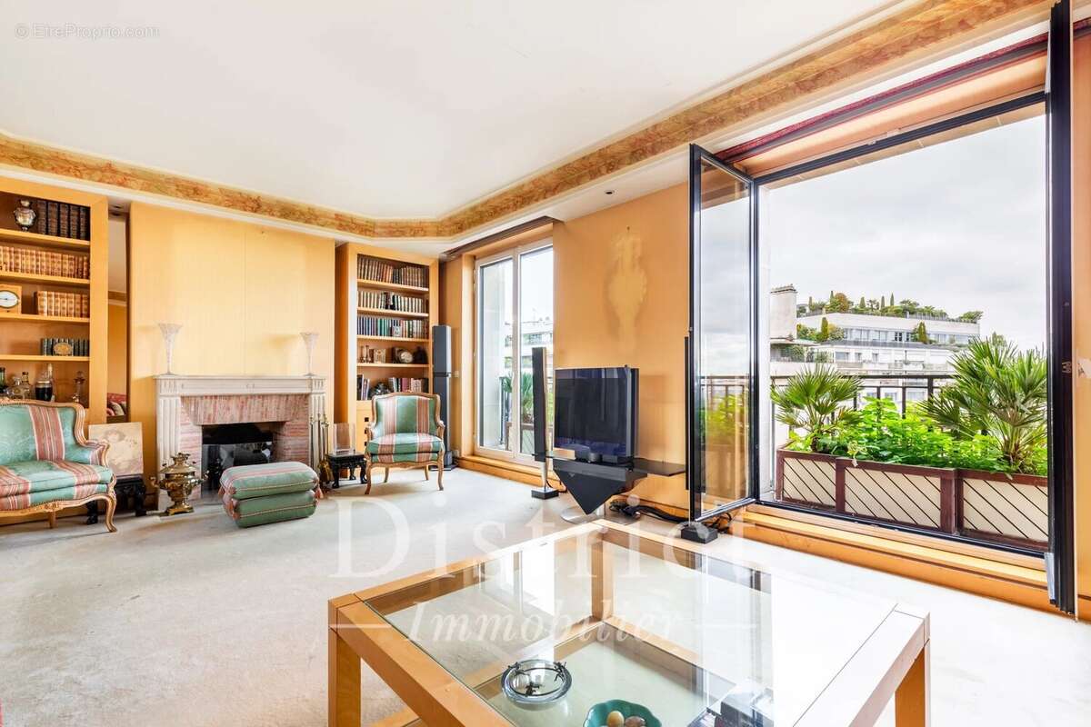 Trocadéro. Vue Tour Eiffel et balcon pour cet appartement de 112m² en étage élevé. - photo 2