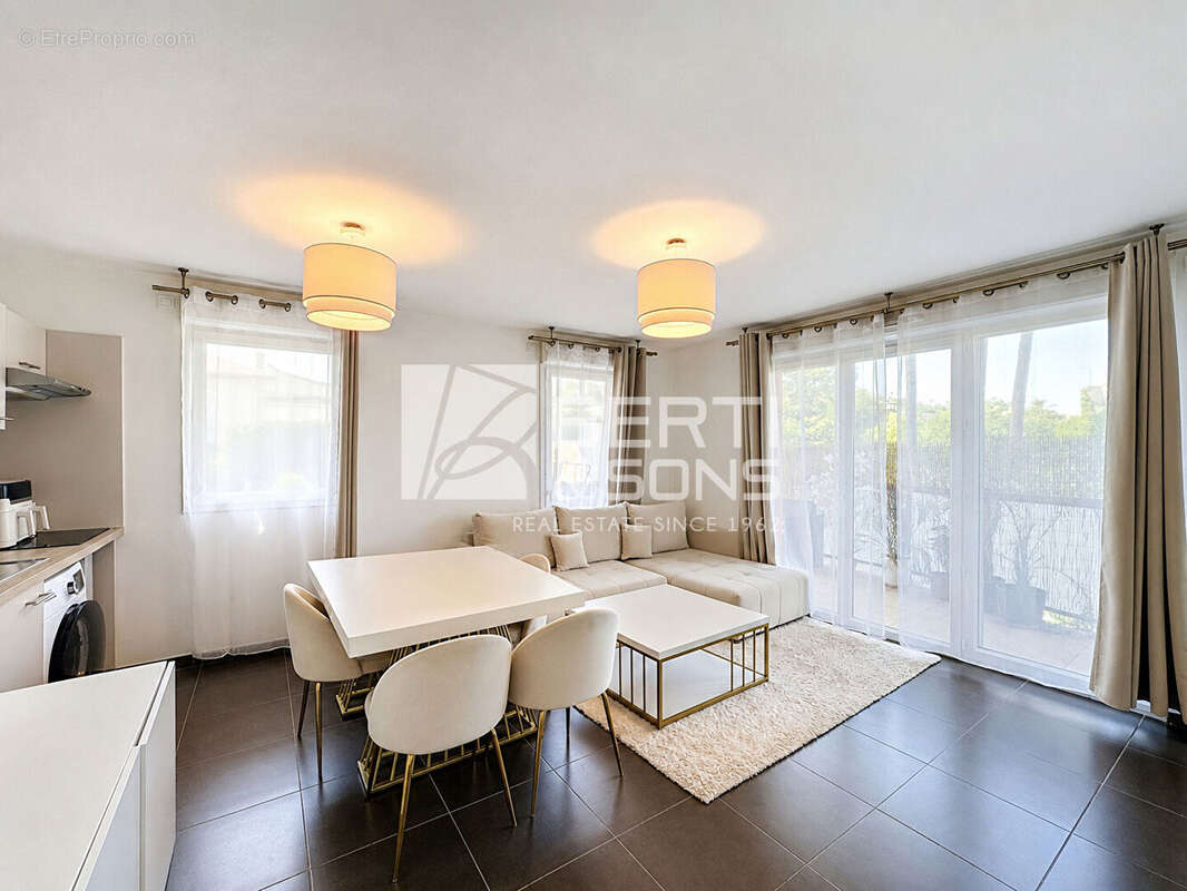 Mandelieu centre - appartement dans residence recente - parfait etat - climatisation - garage ferme. - photo 2