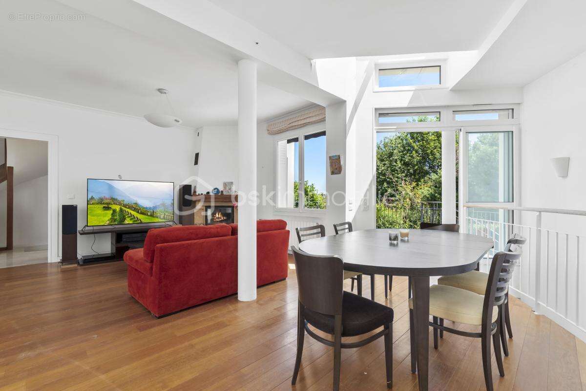 Coup de cœur pour cette maison d'architecte de 177m², située au sein d'un domaine privé sur la commune de Marnes-La-Coquette - photo 6
