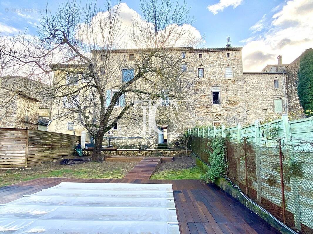 Maison à SAINT-JEAN-DE-MARUEJOLS-ET-AVEJAN