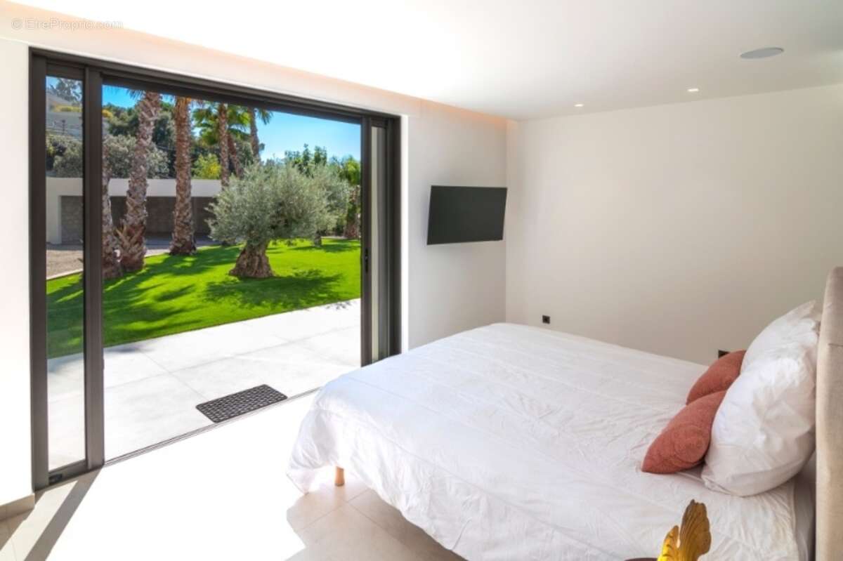 Dpt Var (83), à vendre SAINTE MAXIME maison P6 de 280 m² - Terrain de 1637 m² - photo 9