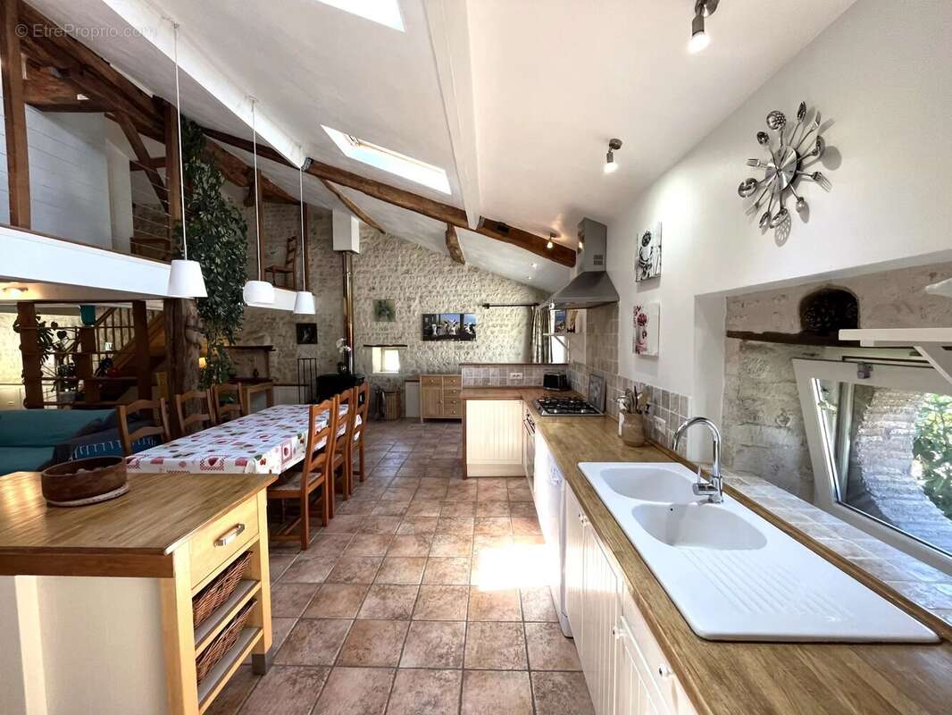 Maison à SAINT-LAURENT-DES-COMBES