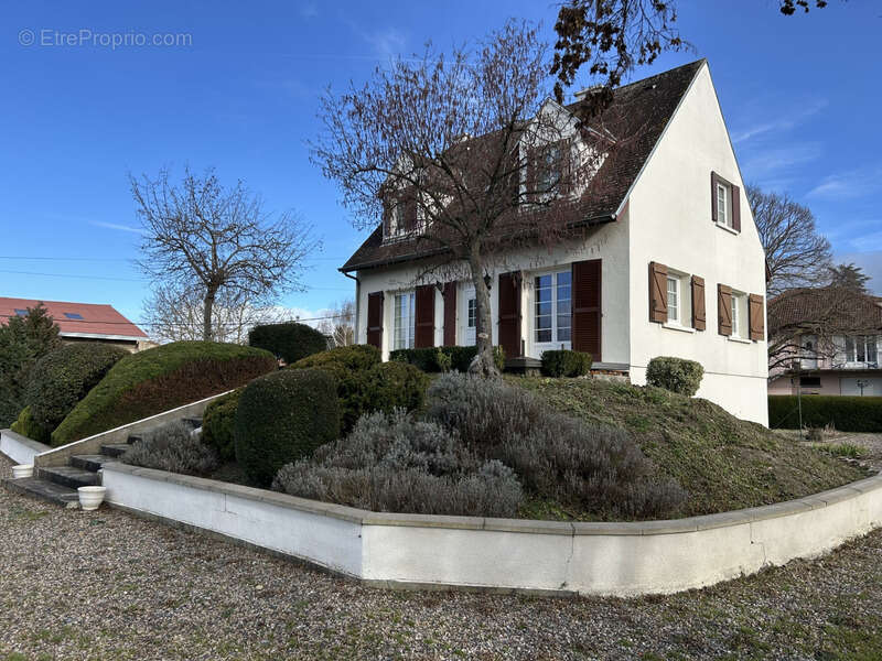 Maison à LES MARTRES-D'ARTIERE
