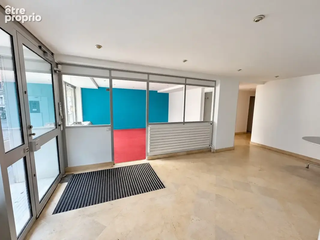 Bureaux / local commercial à vendre – Convention – Vitrine sur rue et 5 parkings - photo 2