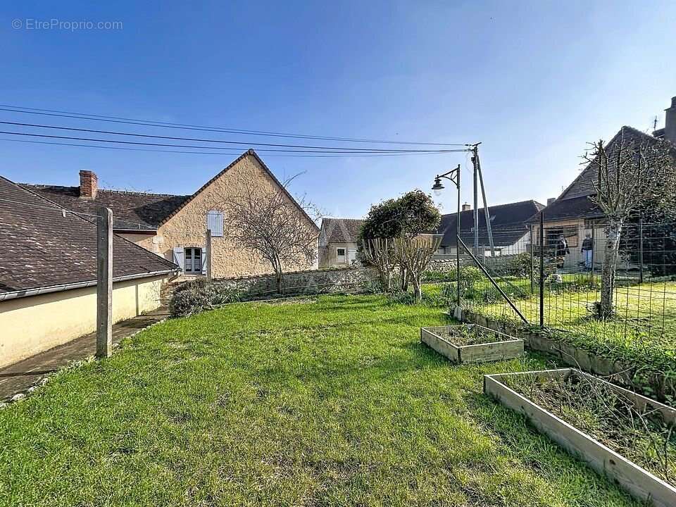 Maison à SAINT-COSME-EN-VAIRAIS