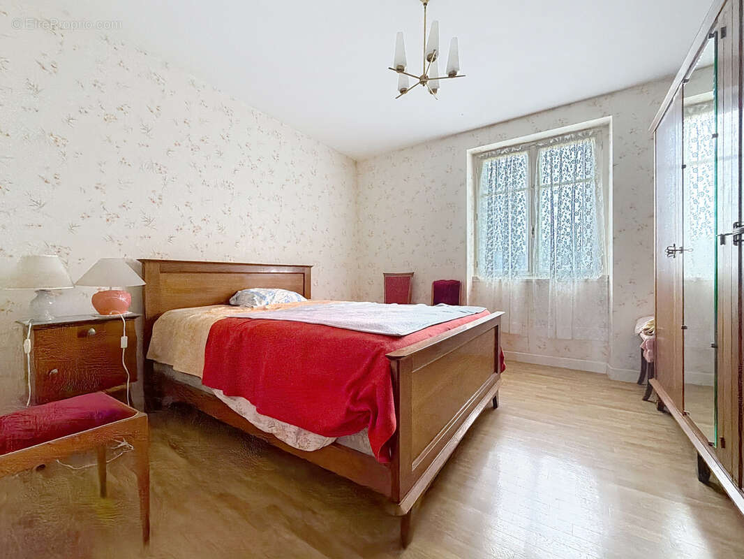 Maison à SAINT-CYR-LA-ROCHE