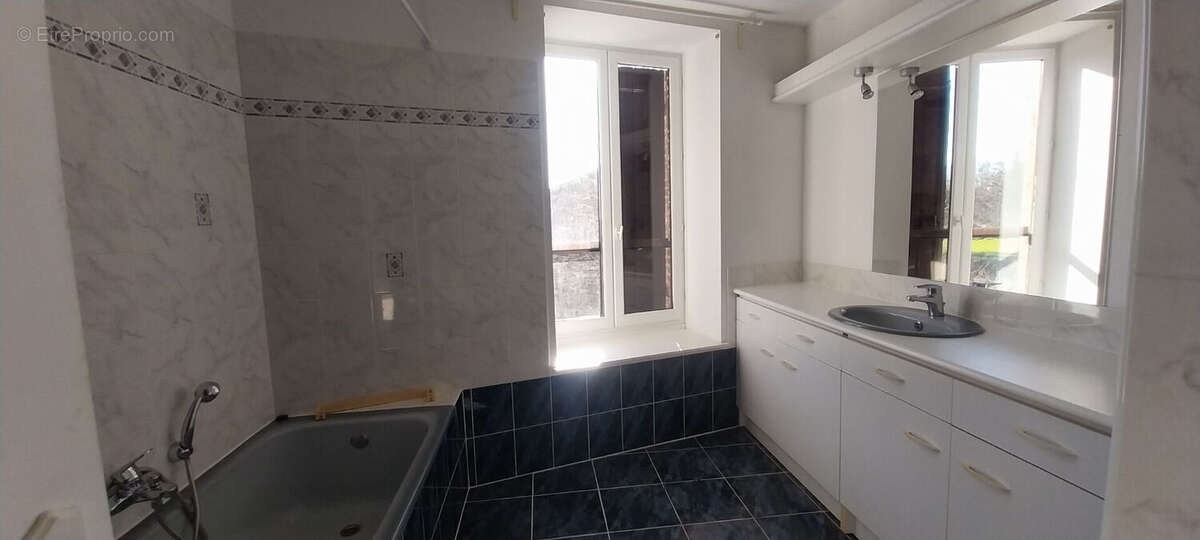 Maison à PONT-EVEQUE