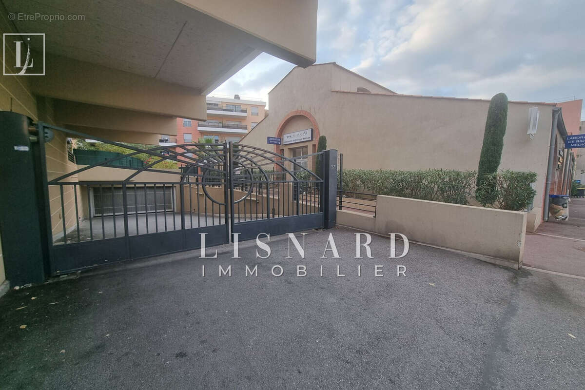 Parking à VALLAURIS