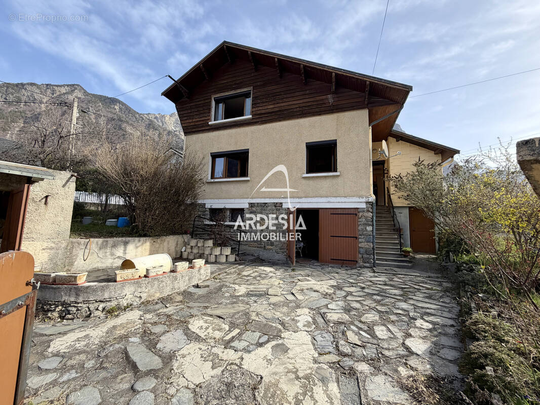 Maison à SAINT-JULIEN-MONT-DENIS