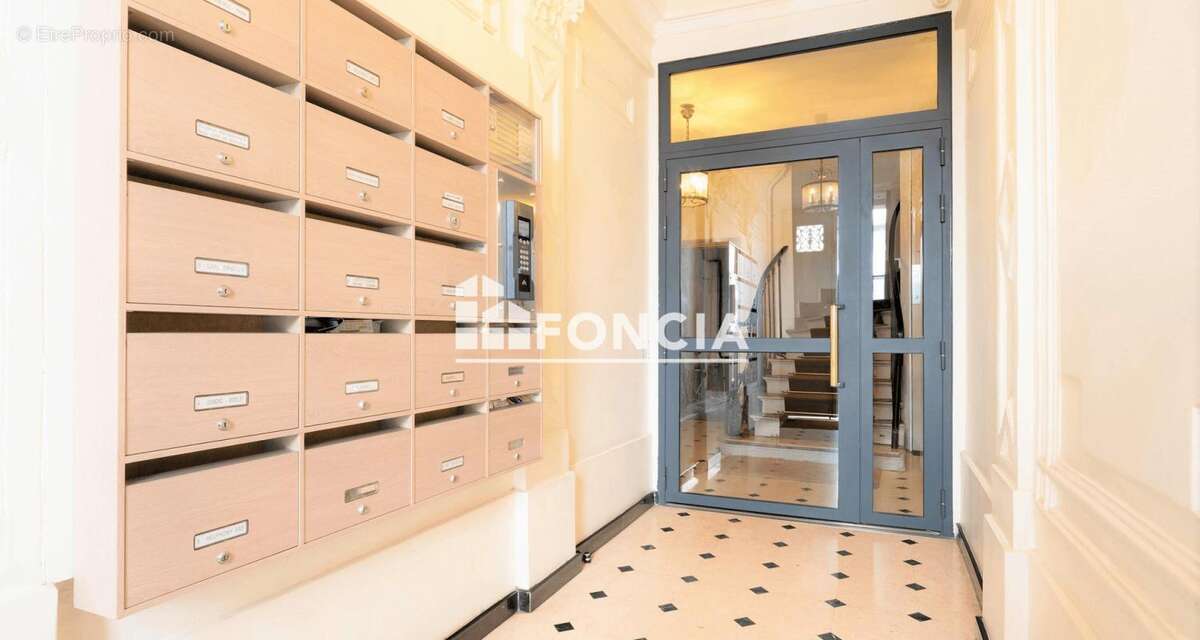 Paris iv –  archives/rambuteau – 3p refait a neuf en etage avec ascenseur - photo 11