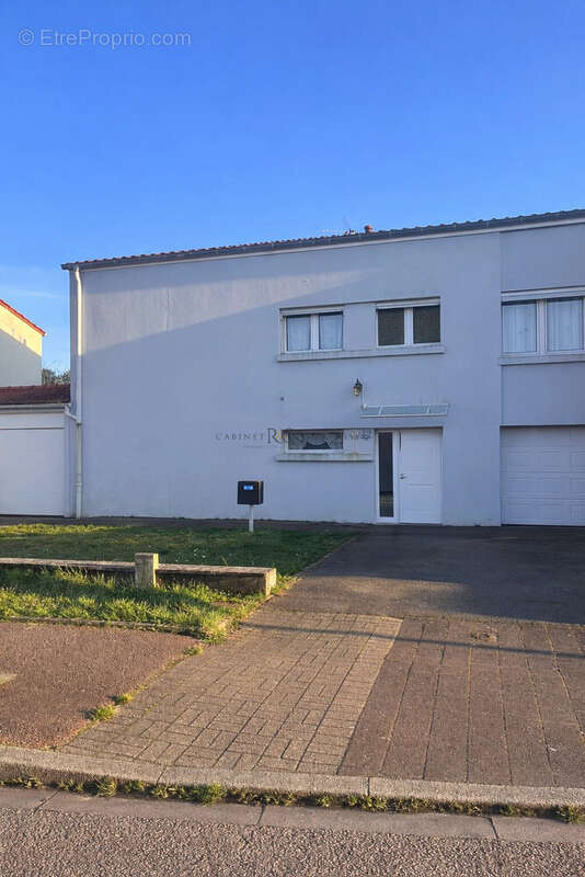 Maison à AY-SUR-MOSELLE