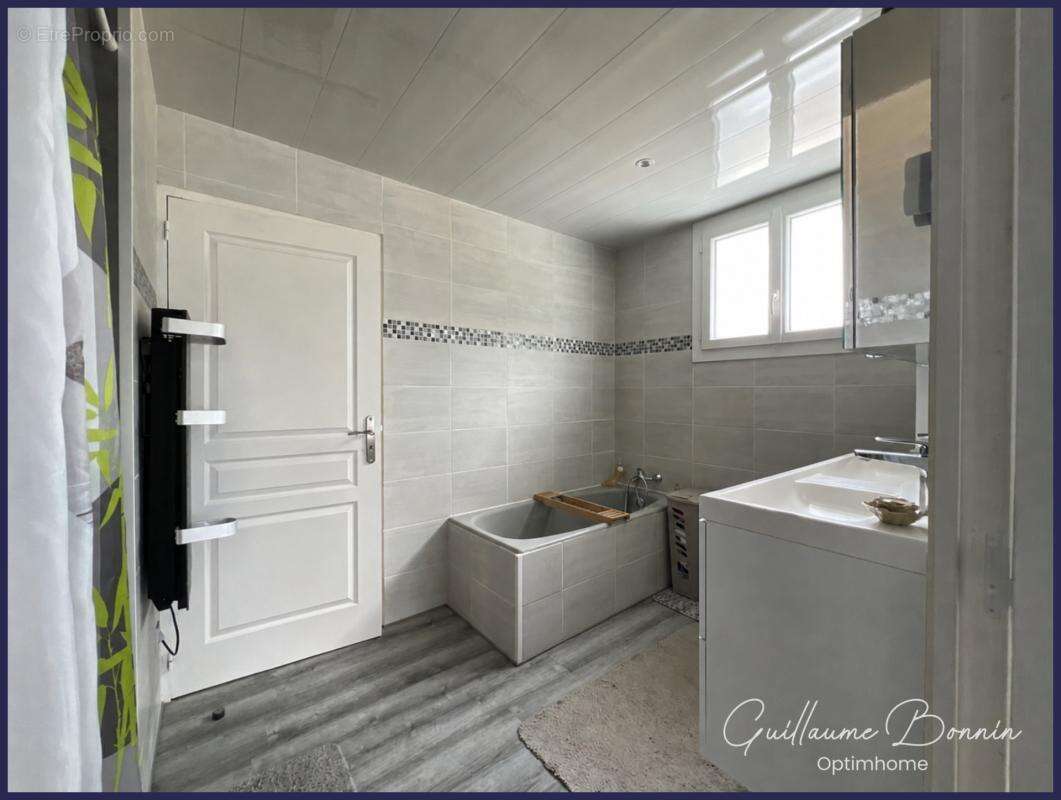Maison à vendre 5 pièces de 129m², 3 chambres, suite parentale, SPA, garages - DPE C - secteur calme à NOUAILLÉ-MAUPERTUIS 86340 - photo 13