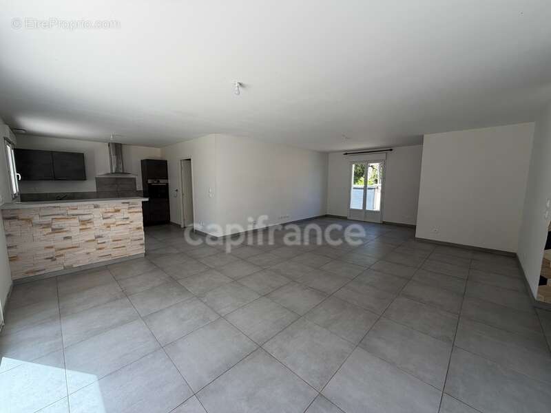 Maison à vendre 5 pièces JOIGNY (89) plain pied de 2018  3 chambres Garage Terrain de 800 m2 - photo 3