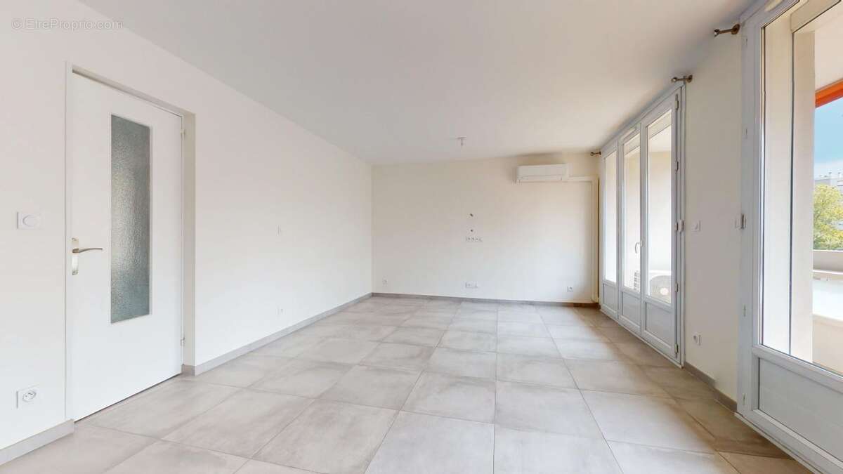 Appartement T4 rénové avec balcon – Résidence calme et sécurisée - photo 5
