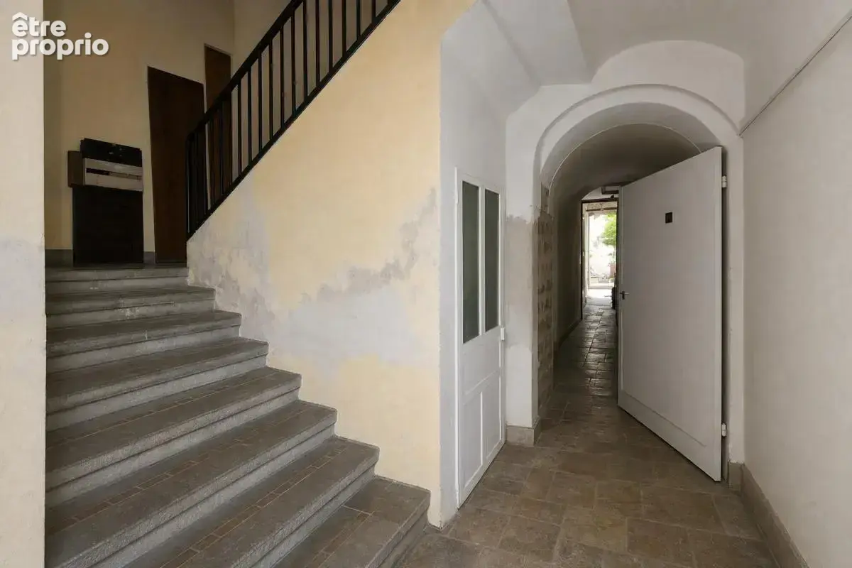 Immeuble de rapport avec 2 appartements, studio, caves et cour - photo 5