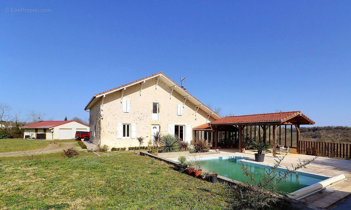 Maison à MONTSOUE