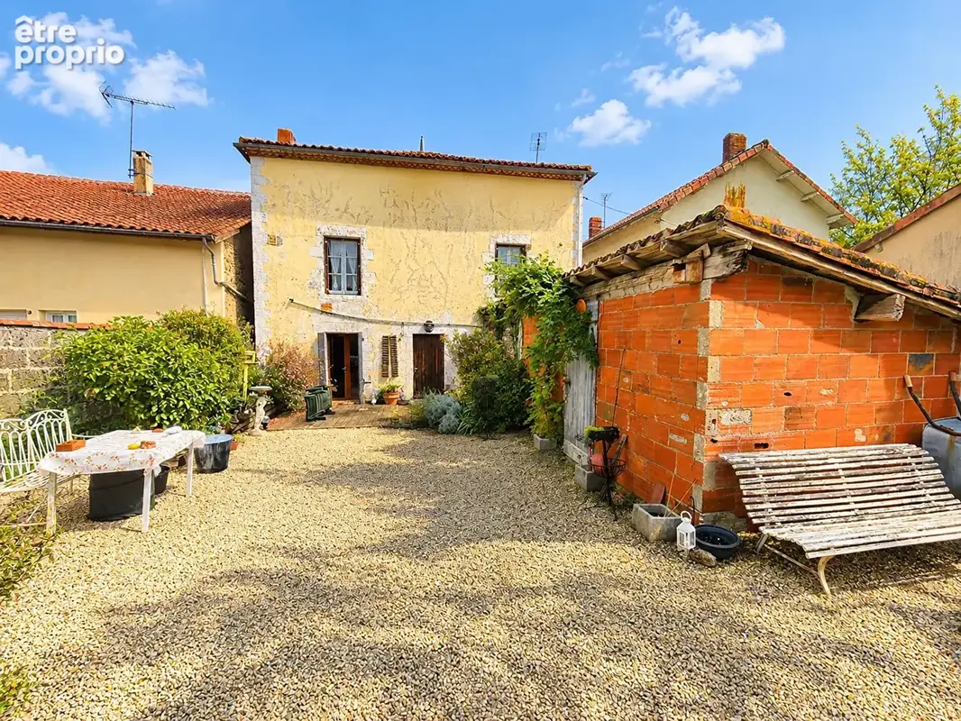 Maison Confolens 1230 m2 - photo 1