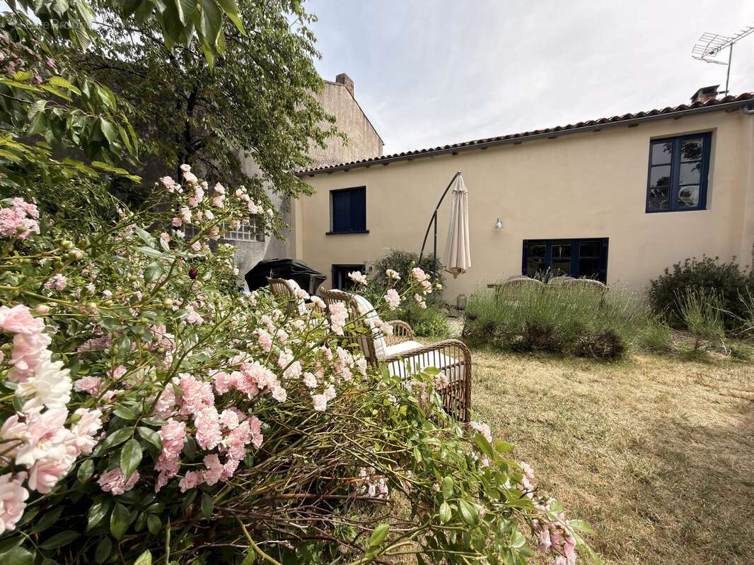 Charmante maison en pierre au cœur du village avec jardin et piscine hors-sol - photo 2
