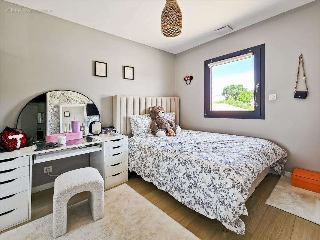 À Vendre à Blauzac - Maison 80 m² T4 avec piscine - photo 8
