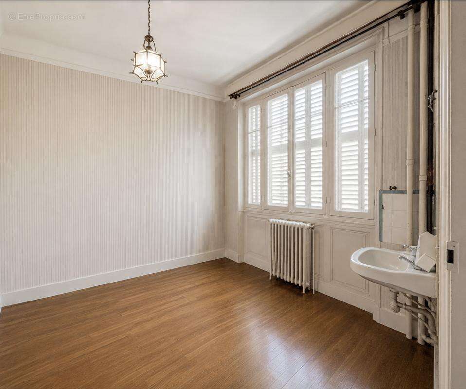 Murs Libres  72, 80 m2 - Vitrine 6m - belle visibilité - photo 6