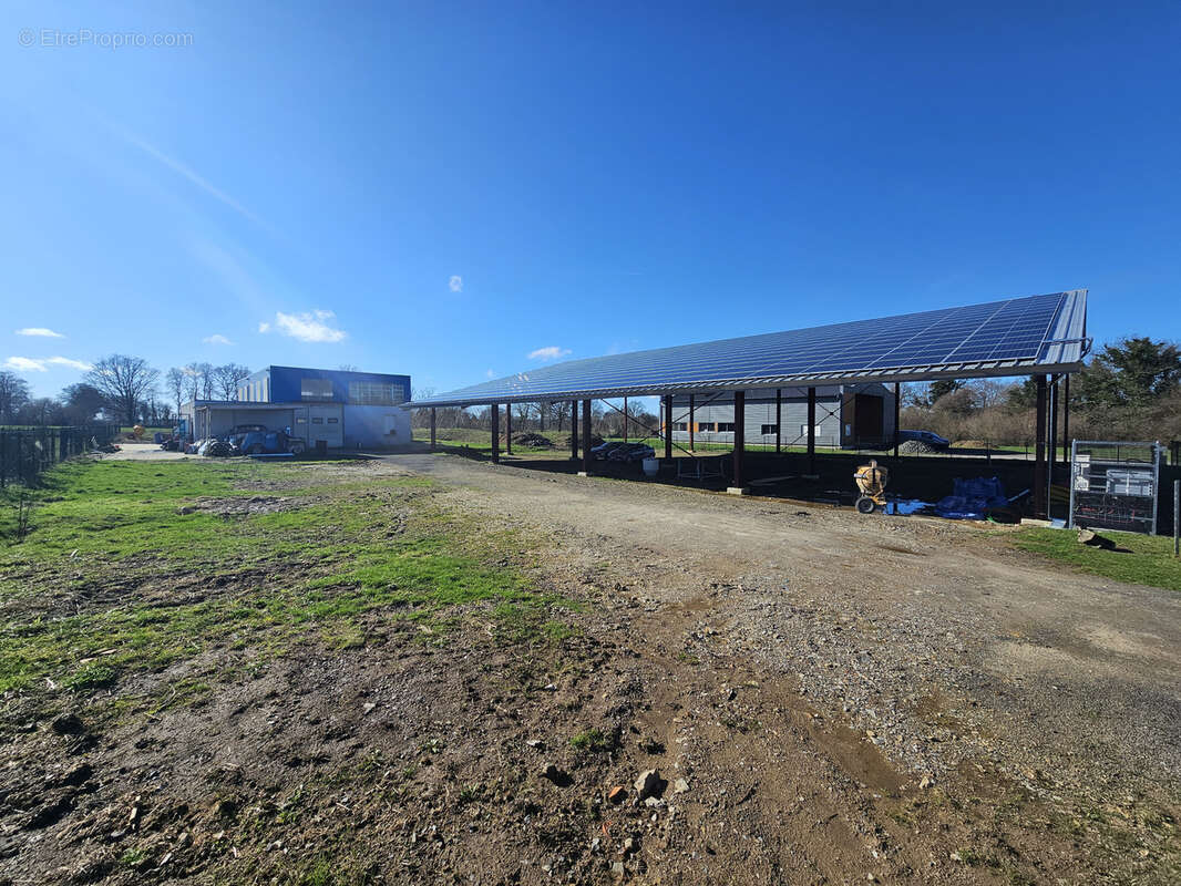 Commerce à LA SAUVAGERE