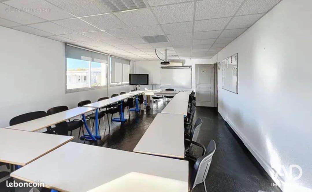 Photo 3 - Commerce à VENELLES