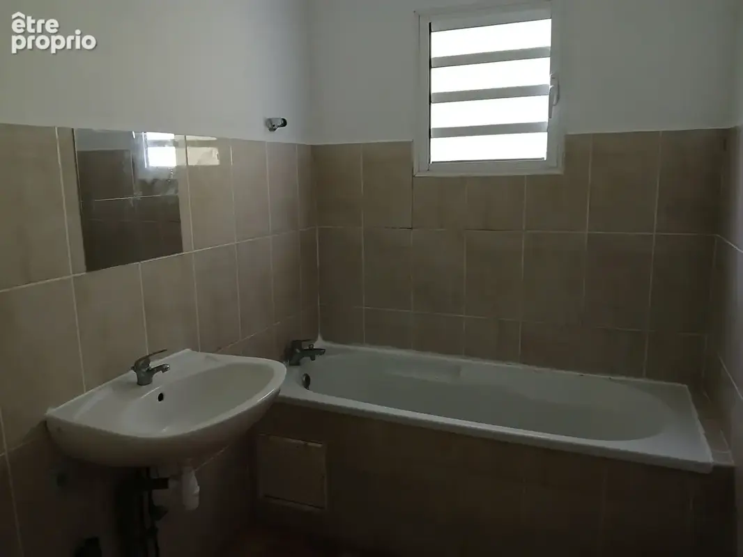 VILLA F4 sur 674 m² de terrain STE MARIE - photo 4