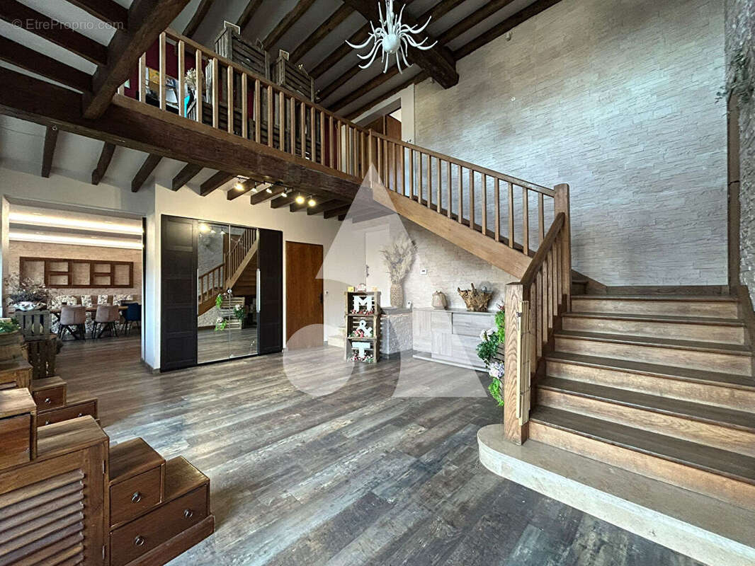 Maison T14 (342 m²) 10 chambres à vendre à LA FERTE SOUS JOUARRE - photo 2