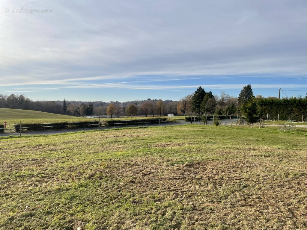 Photo Terrain à Beyssac au prix de 59 900€