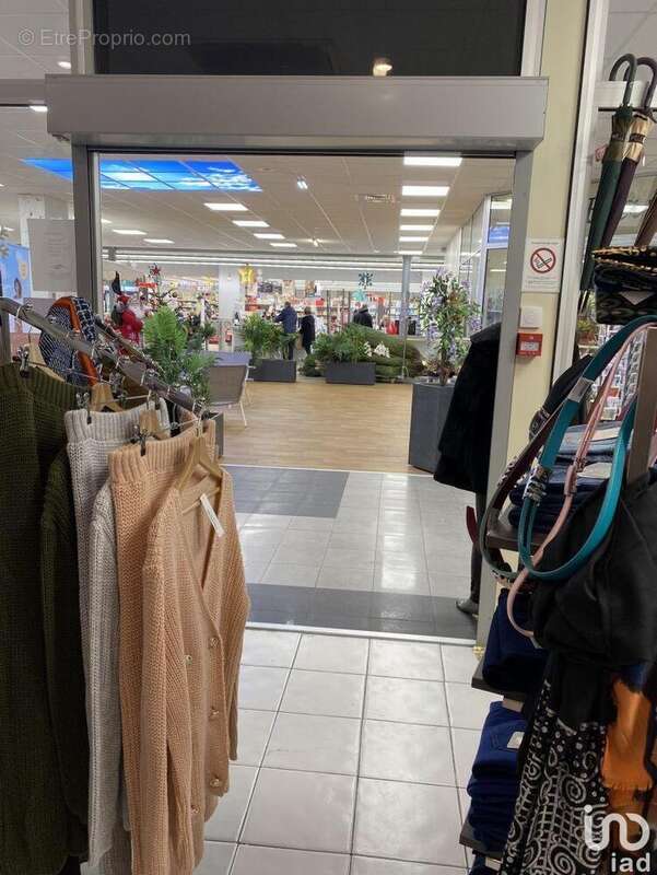Photo 2 - Commerce à LE PERRAY-EN-YVELINES