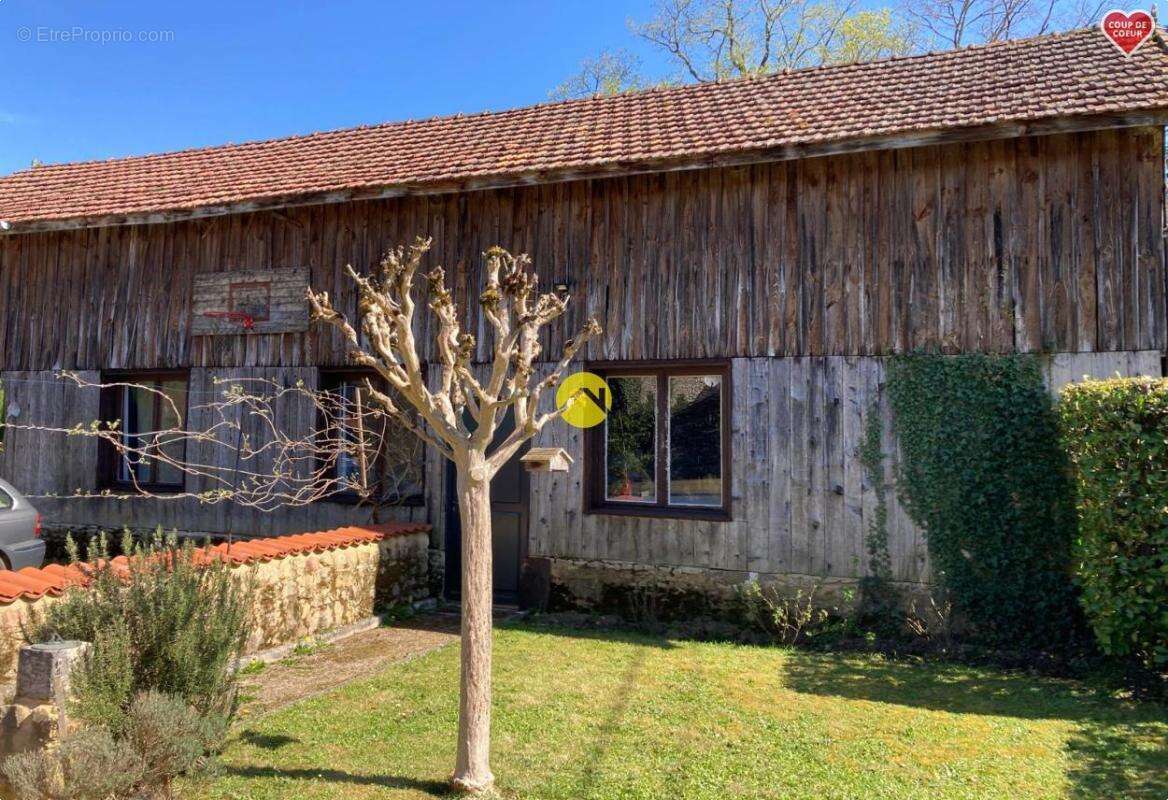 Maison à MAUZAC-ET-GRAND-CASTANG