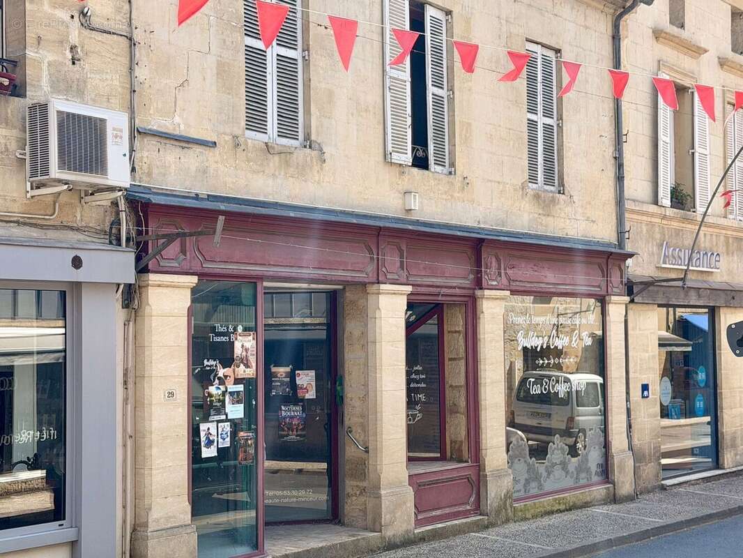 Immeuble de rapport avec local commercial, garage et appartement à rénover au cœur d'un village du Périgord Noir - photo 2