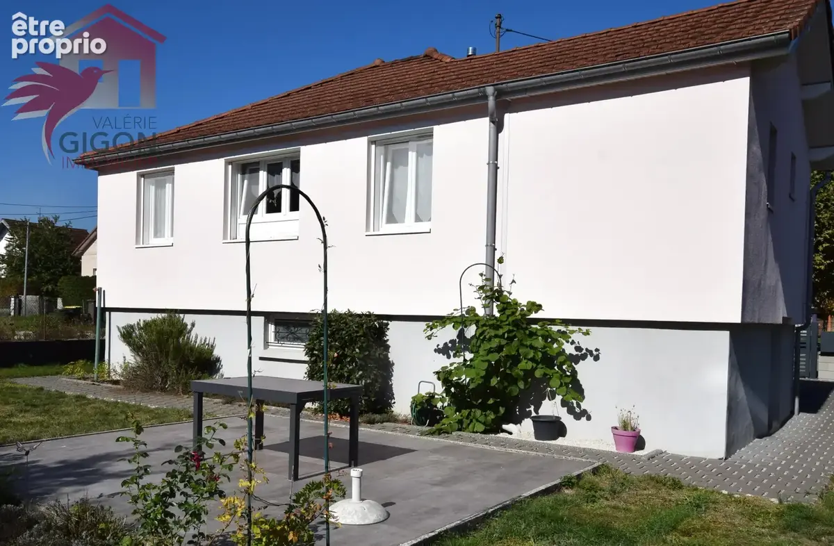 Venez découvrir cette CHARMANTE MAISON TRADITIONNELLE construite en 1957 et entièrement rénovée, offrant un ca - photo 1