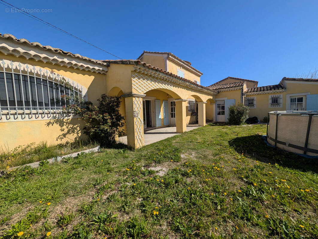 Maison à ENTRAIGUES-SUR-LA-SORGUE