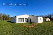 Maison à CLUSSAIS-LA-POMMERAIE