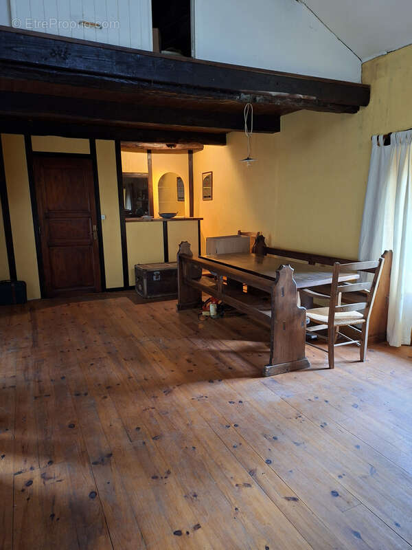 Coup de cœur assuré pour cette propriété de caractère avec grange, écurie et terrain attenant, située dans un - photo 16