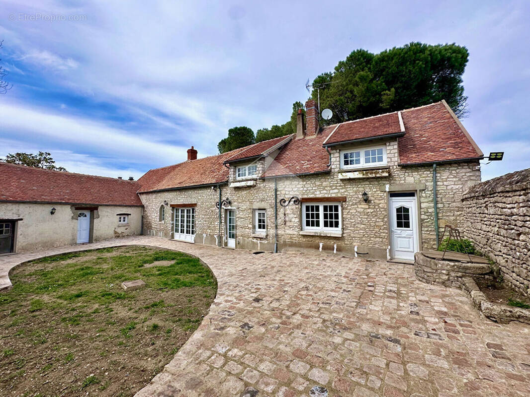 Maison à LA MADELEINE-SUR-LOING