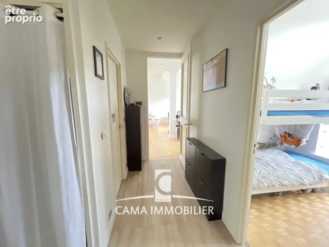 Bel appartement de 69m2, deux chambres, au dernier étage, à deux pas des écoles et 10mn à pied de la gare. - photo 4