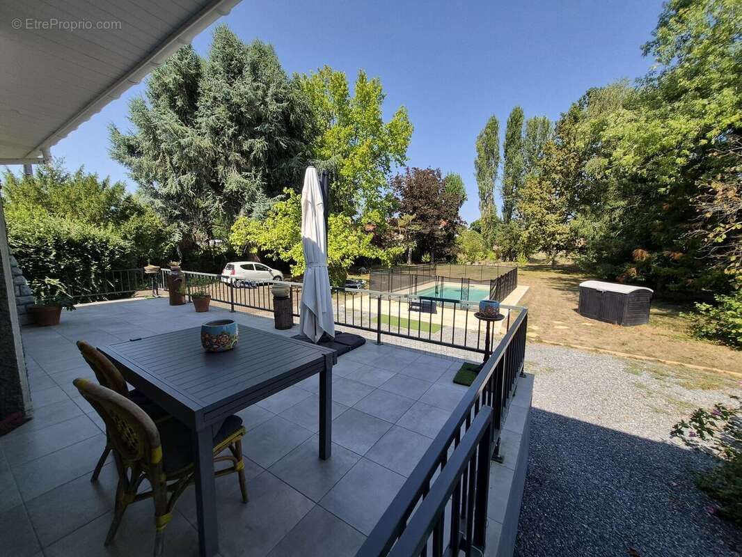 F rear terrasse rear pool