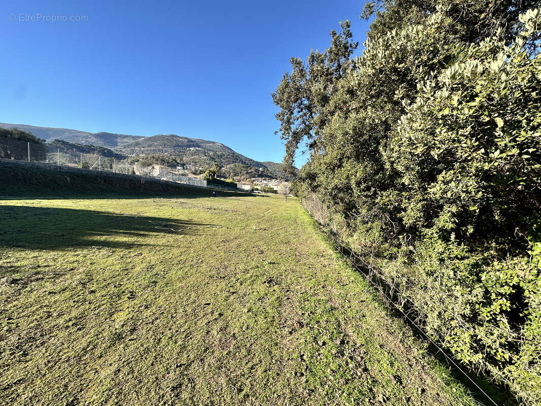 Sous compromis carros les plans residentiel: joli terrain a batir de 800m2 environ, vue degagee sur les collin - photo 6