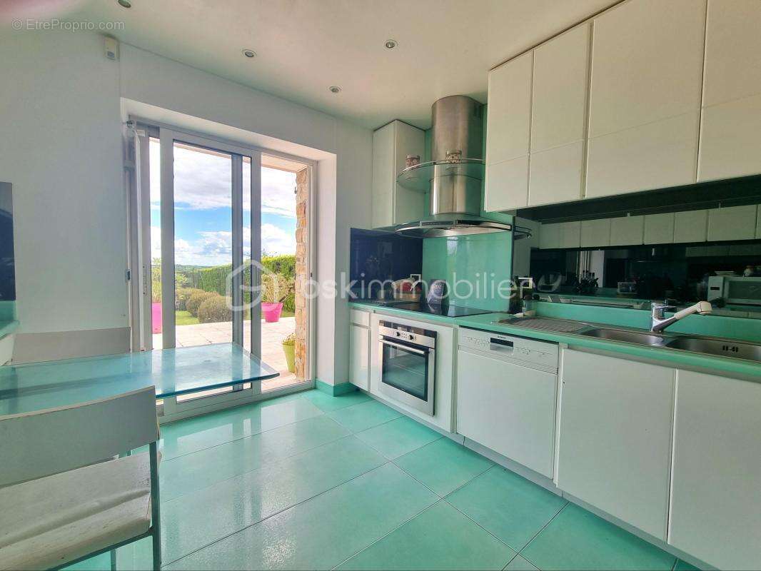 Charmante maison en pierre, 8 pièces, 4 chambres, garage, annexes, piscine !!! - photo 9