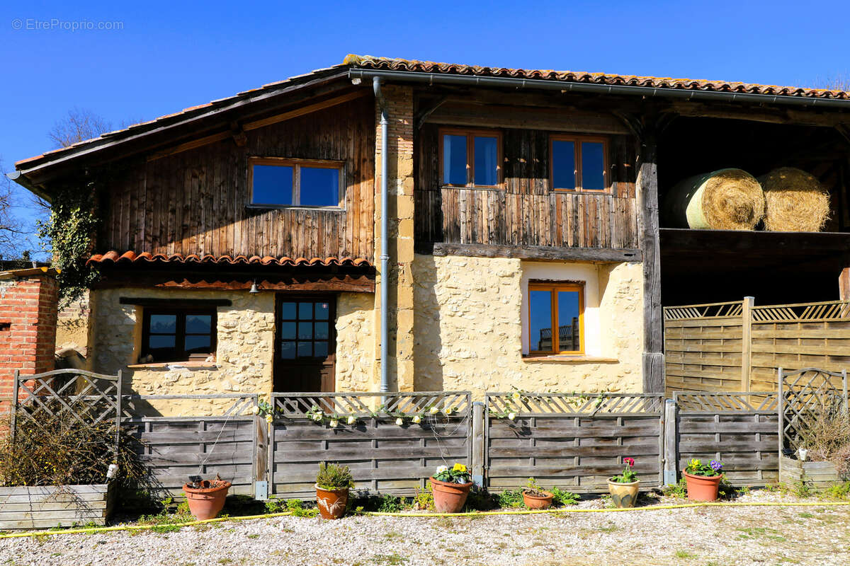 Propriété exceptionnelle, ferme ancienne rénovée, gîte, vue incroyable sur la chaîne des Pyrénées - photo 7