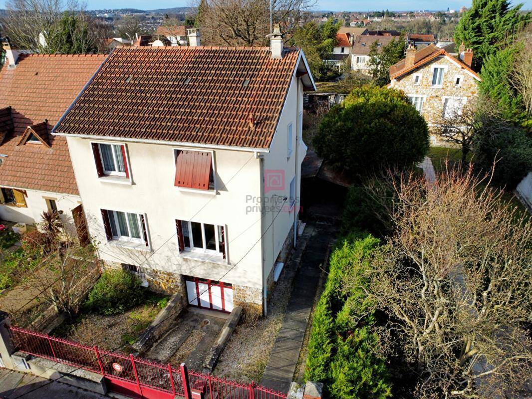 Maison à SAINTE-GENEVIEVE-DES-BOIS