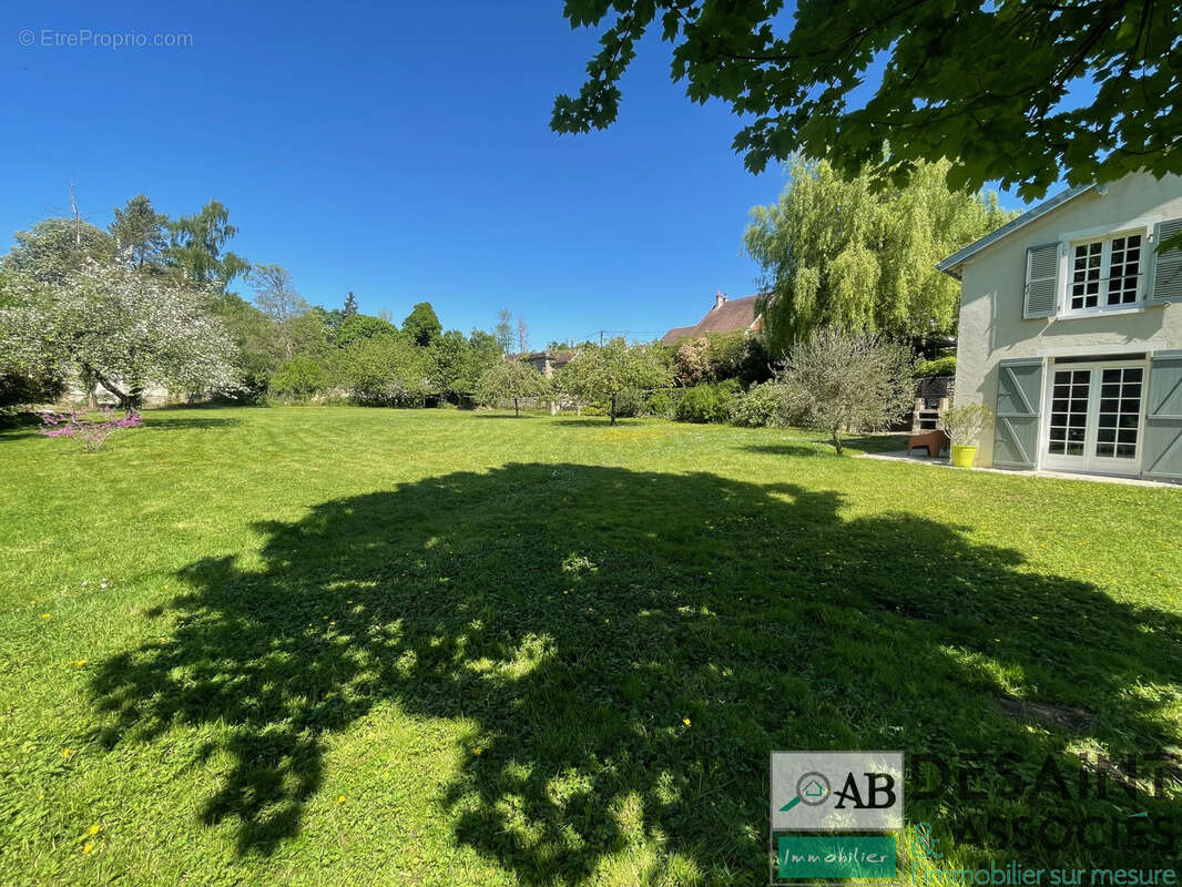 Maison à VILLENEUVE-LE-COMTE